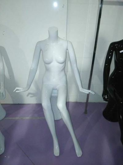 Manequim feminino branco sentado, plástico brilhante