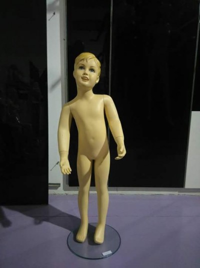 mannequim de criança nu em base circular