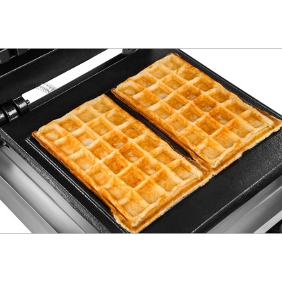 Máquina de waffles com dois waffles dourados