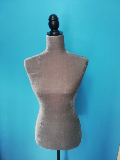 Manequim de costura cinzento aveludado com topo preto