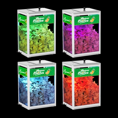 Máquinas transparentes com nachos coloridos e rótulo Mexican Nachos