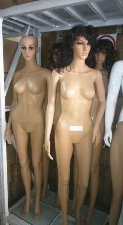 Manequins femininos de corpo inteiro em armazém