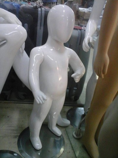 Mannequim infantil branco brilhante em pé sobre base redonda