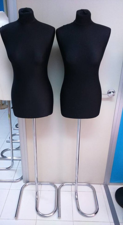 Dois manequins femininos em tecido preto com suportes metálicos cromados
