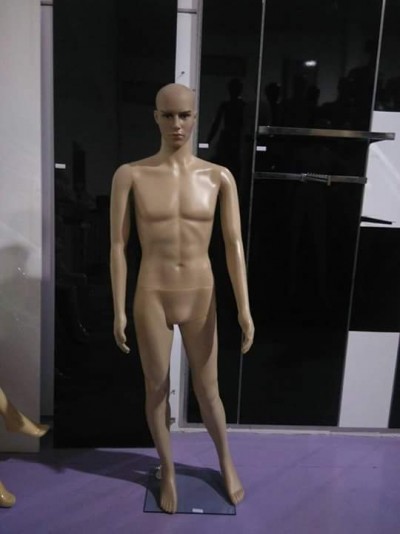 Mannequim masculino bege claro em base transparente, fundo preto e branco