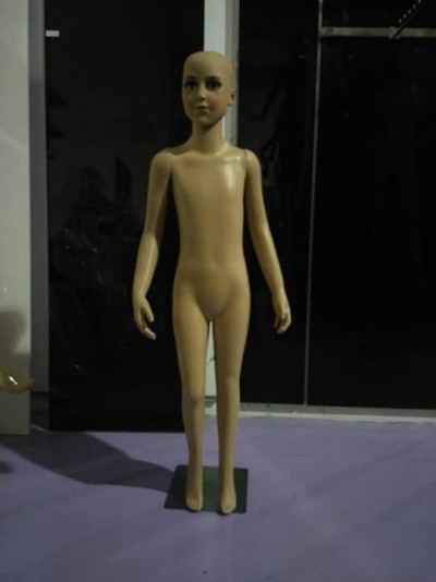 Boneco manequim infantil plástico cor pele com base negra