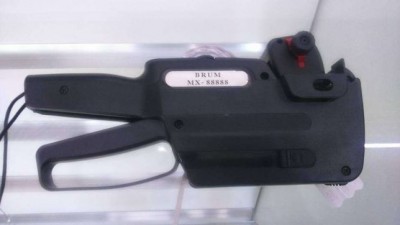 Etiqueta manual preta com pega ergonómica com texto BRUM MX-8888