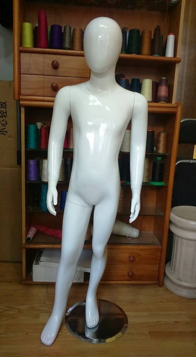 mannequim infantil branco com base circular metálica