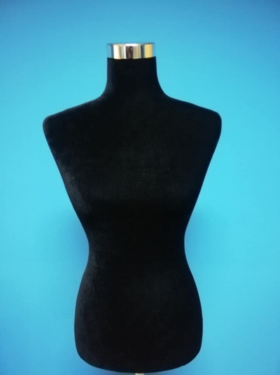 Manequim de corpo feminino em veludo preto com acabamento prateado na parte superior