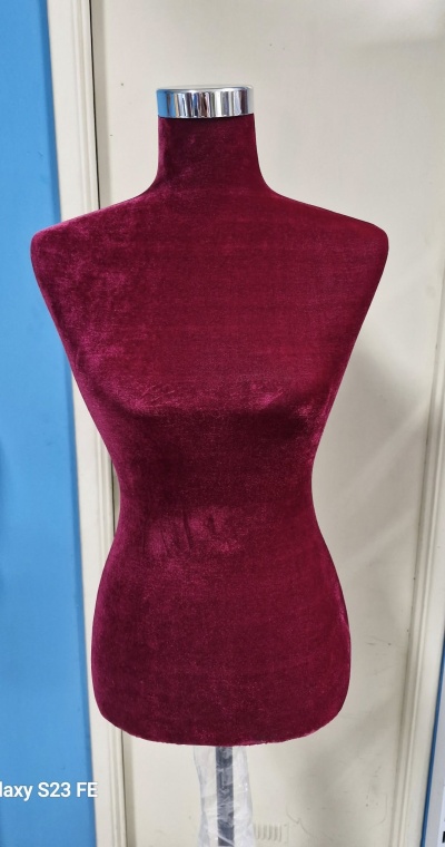 Manequim de corpo feminino vermelho vinho em veludo