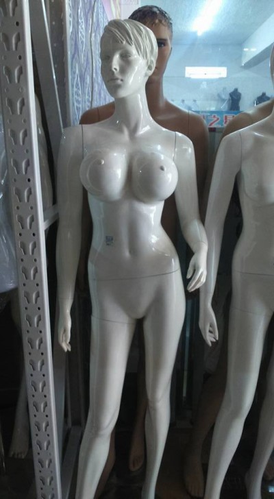 Boneca manequim feminina branca de plástico numa loja