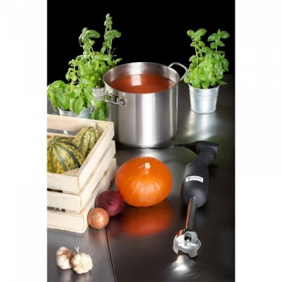 Utensílios e ingredientes de cozinha sobre mesa metálica com abóboras, tacho e planta