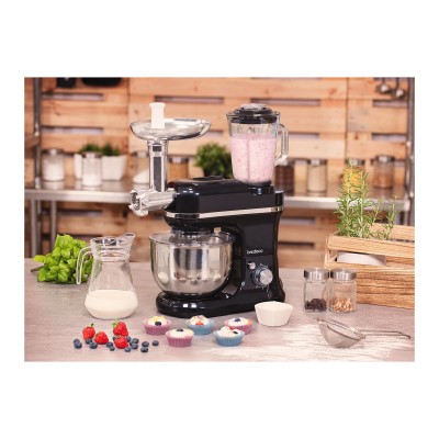 Batedeira preta multifuncional com acessórios e ingredientes numa cozinha