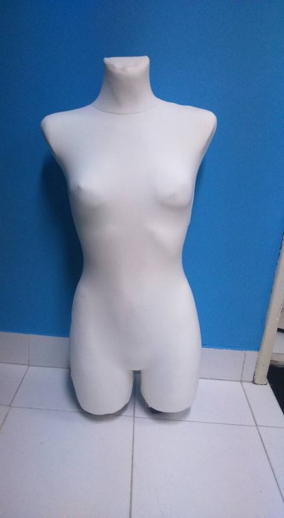 Manequim feminino branco em fundo azul e chão branco