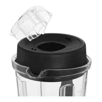 Copo de liquidificador transparente com tampa preta e pequeno tampão removível