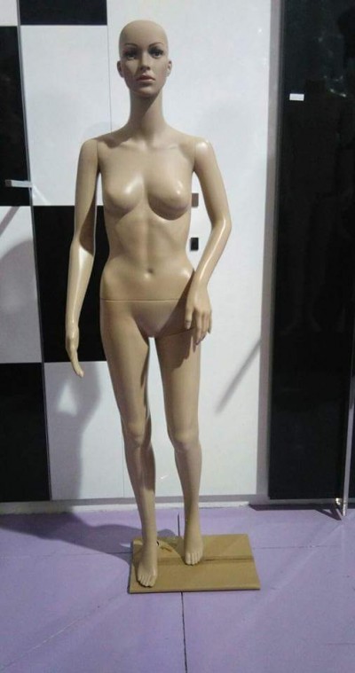 Mannequim feminino de plástico cor de pele