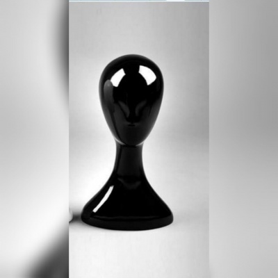 Cabeça de manequim preta brilhante com base larga
