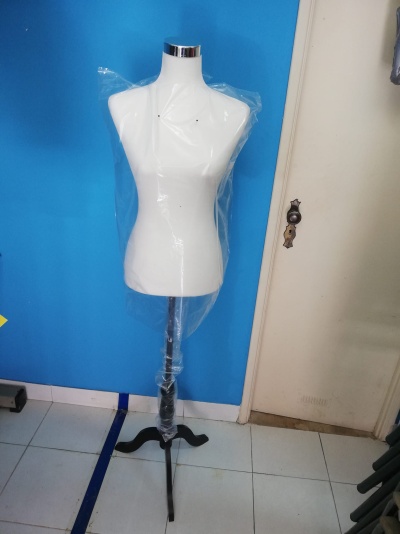 manequim branco com base preta e plástico