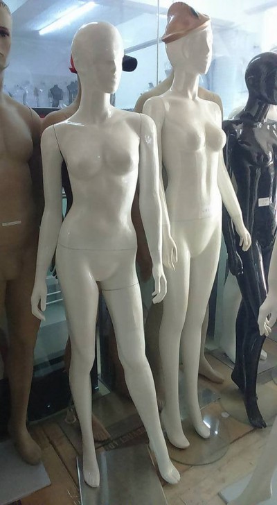 Manequins femininos e masculinos em plástico brilhante em loja