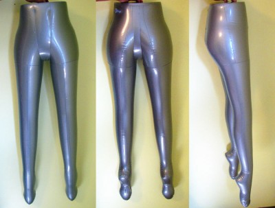 Leggings e meias prateadas brilhantes em três ângulos com fundo amarelo