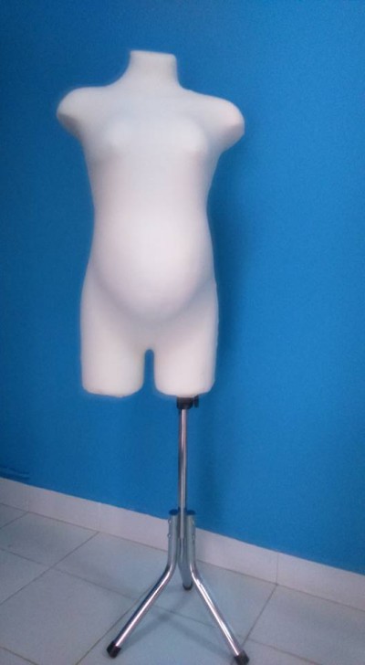 Manequim branco para grávidas com suporte metálico