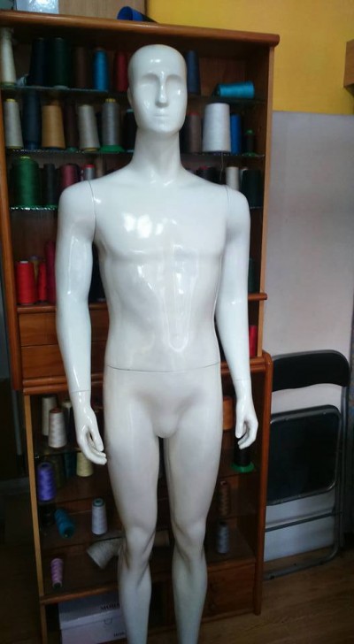 Maniquim de plástico branco em ambiente com cones de linha coloridos