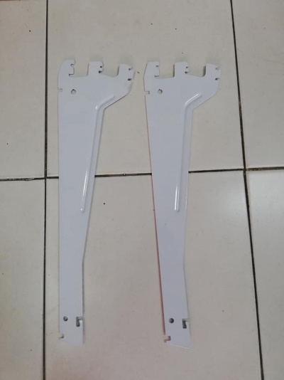 Dois suportes metálicos brancos sobre chão de azulejos brancos