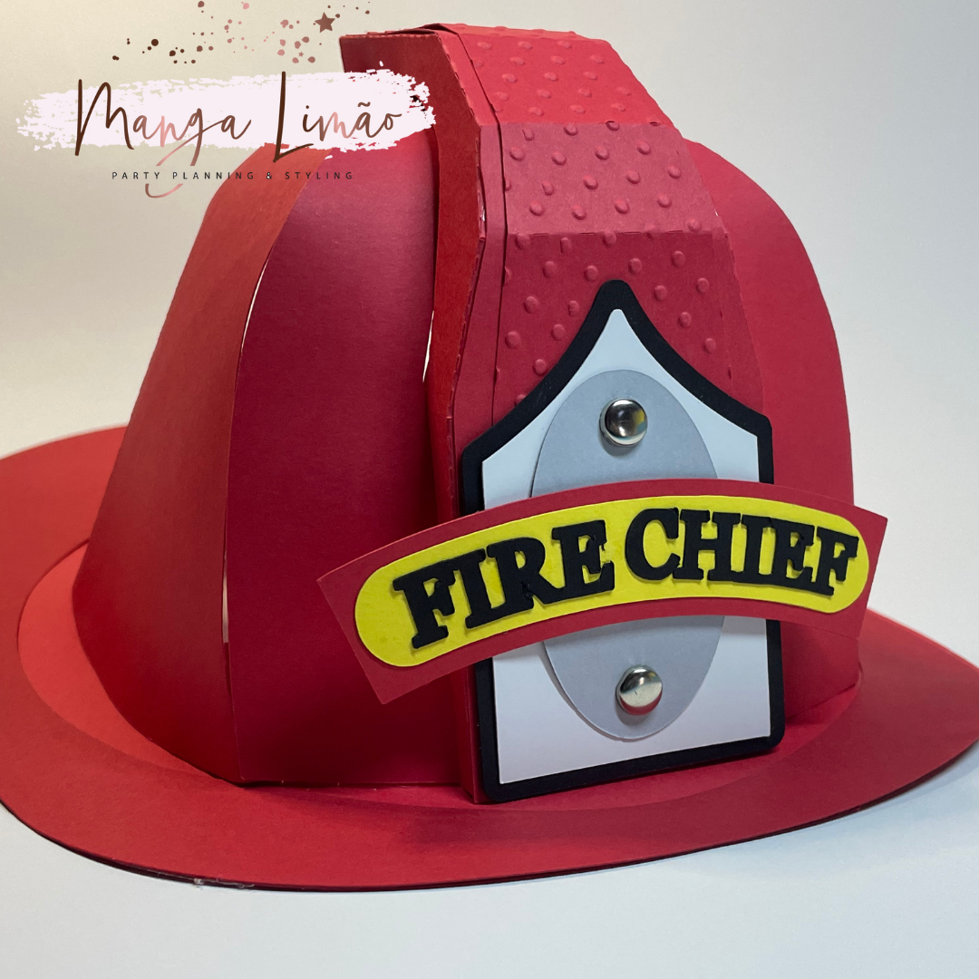 Chapéu vermelho de bombeiro em papel com distintivo 'FIRE CHIEF'