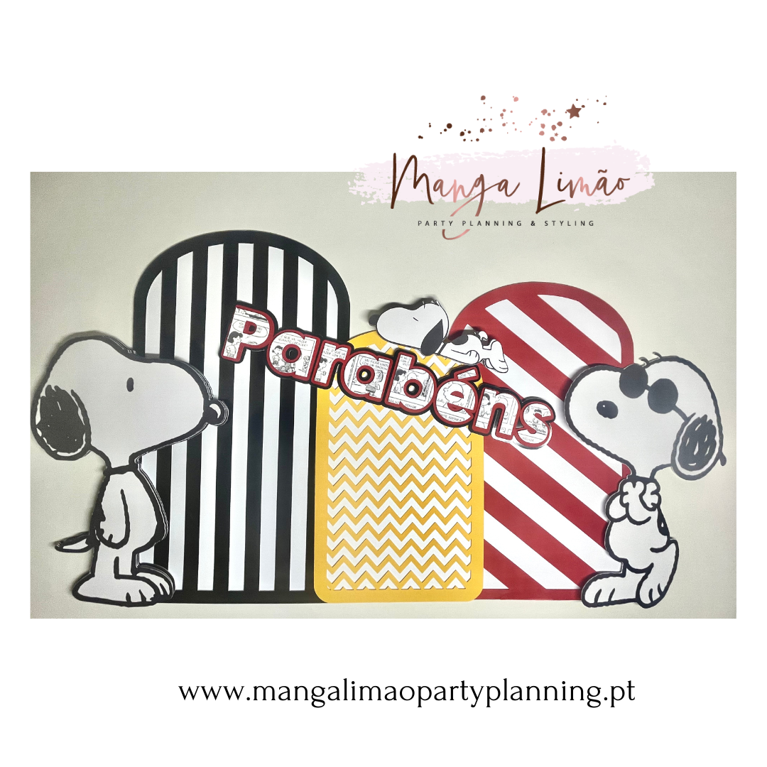 Decoração de festa com Snoopy e texto Parabéns em padrões a riscas e zig-zag coloridos