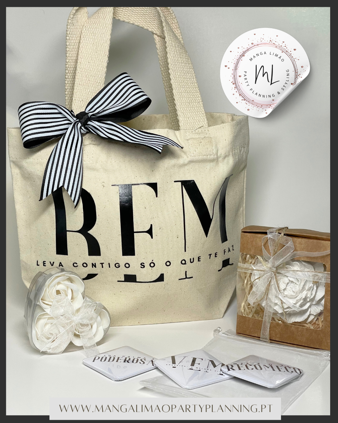 Saco de tecido cru com laço preto e branco, caixa castanha com flor branca e ímanes brancos