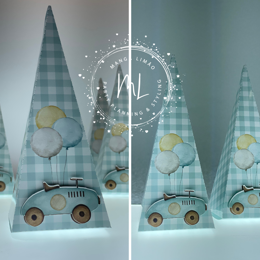 Caixa de presente triangular azul com padrão xadrez, carro antigo azul e balões coloridos