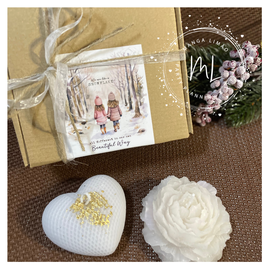 Caixa de presente castanha com laço e etiqueta ilustrada, coração branco texturizado e flor branca decorativa