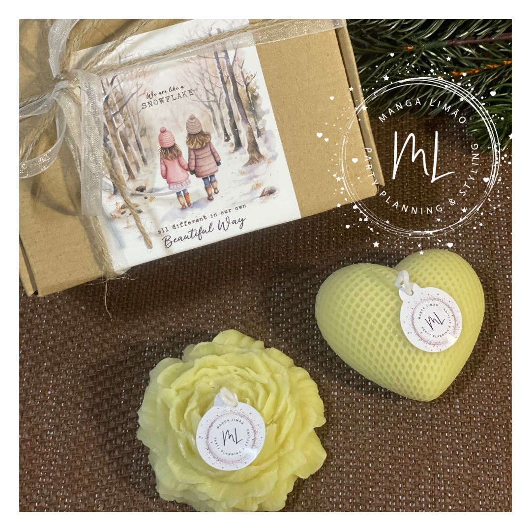 Caixa de presente com etiqueta ilustrada e dois sabonetes decorativos amarelos em formato de flor e coração