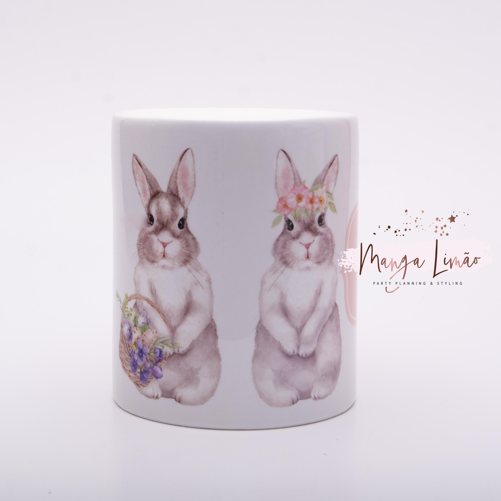 Caneca branca com dois coelhos desenhados e flores