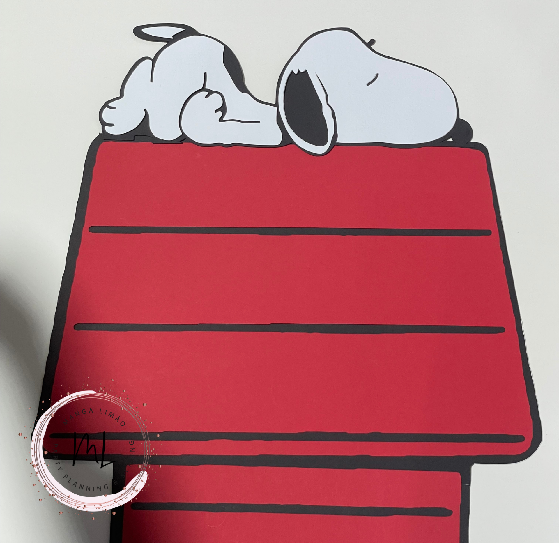 Ilustração de Snoopy deitado numa casota vermelha