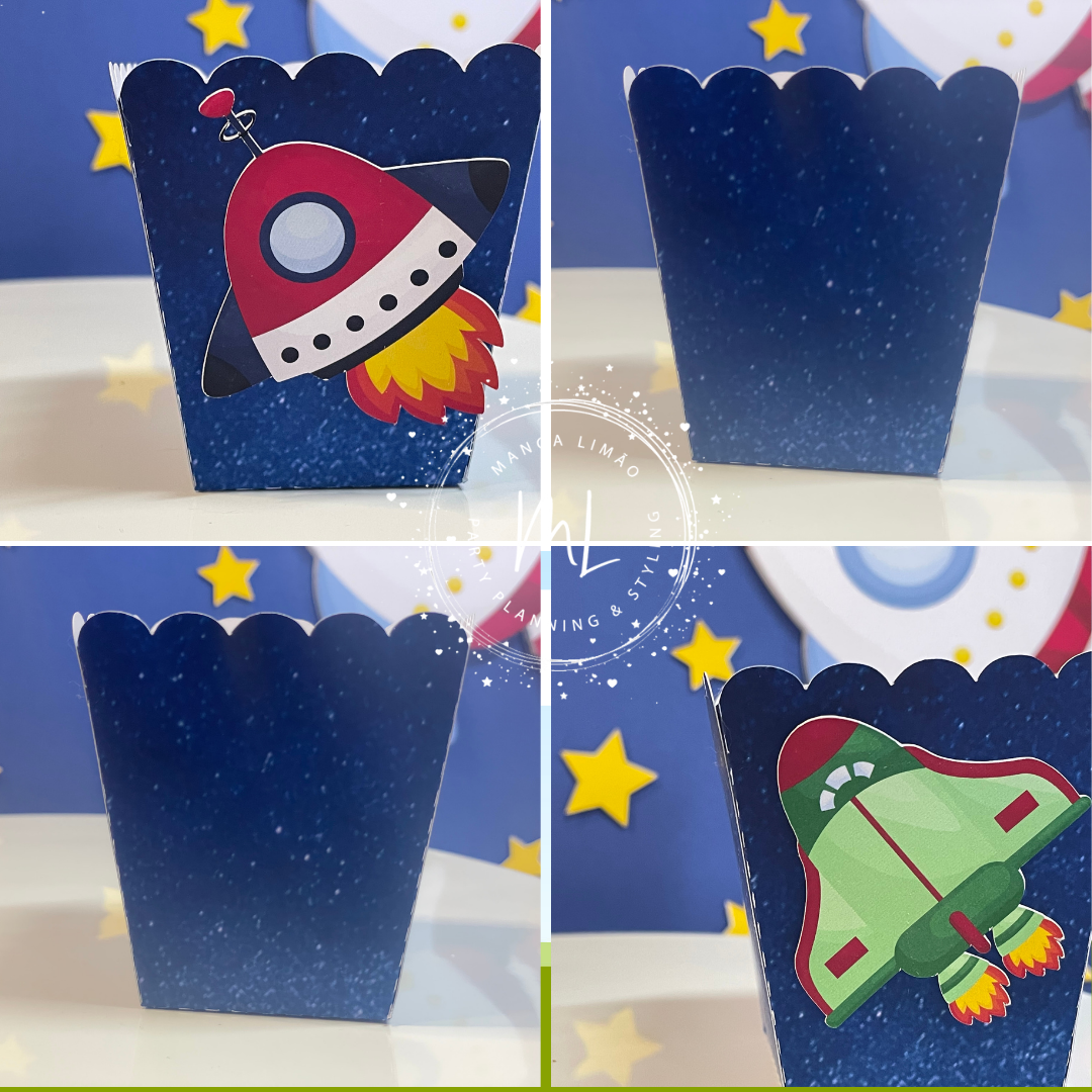 Caixas de papel azuis com desenhos de foguetes e estrelas amarelas no fundo