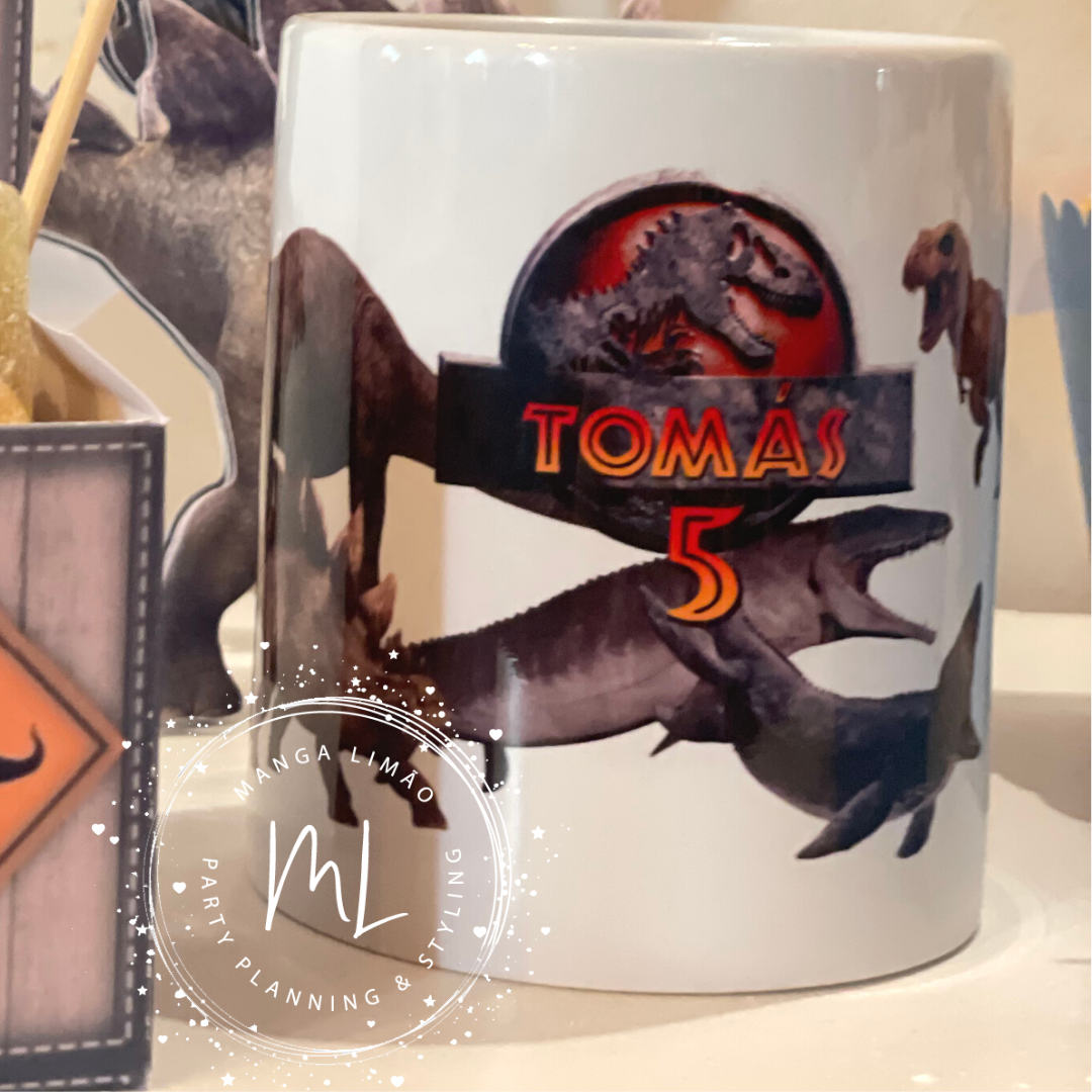 Caneca branca com design de dinossauro e texto TOMÁS 5.