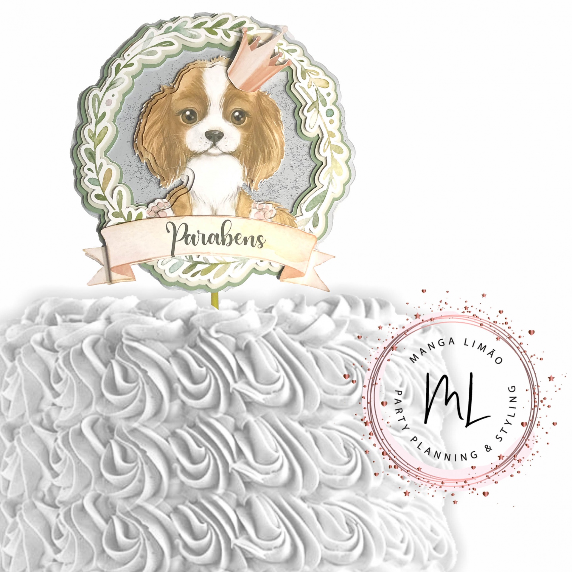 bolo branco com decoração floral de chantilly e topo de bolo com cão e a palavra Parabéns