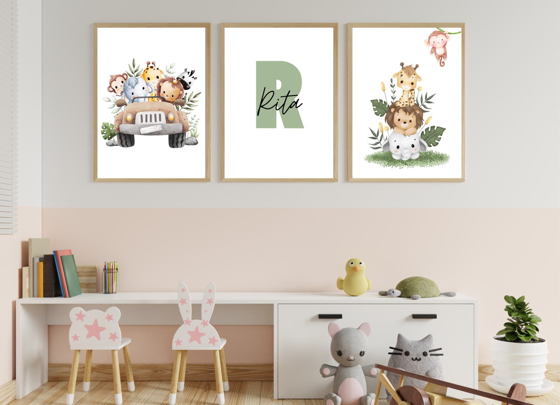 Três quadros decorativos na parede de uma sala infantil com mobília branca e cadeiras cor-de-rosa com padrões de coelhos e estrelas.