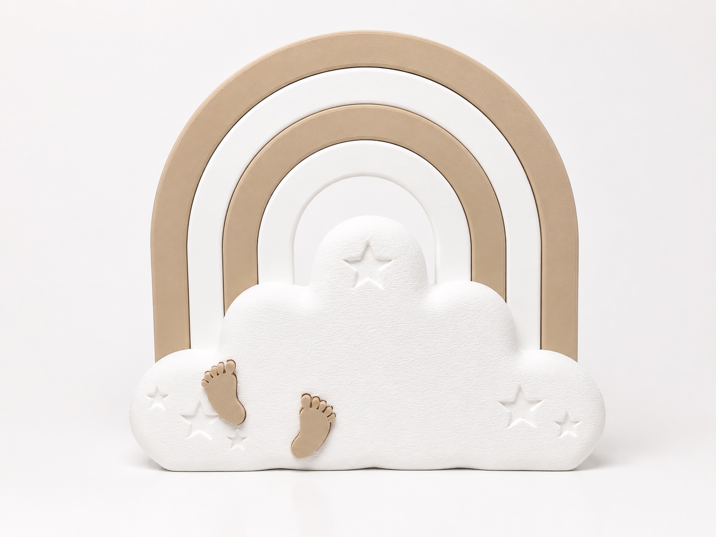 Brinquedo decorativo arco-íris e nuvem branco e bege com estrelas e pés em relevo
