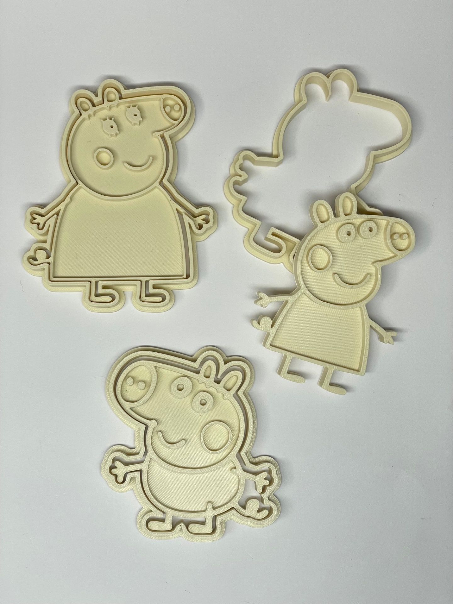 Cortadores de bolachas em forma de personagens amarelos em fundo branco