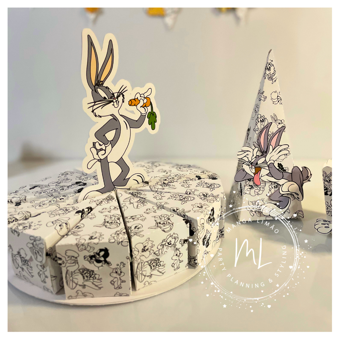 Caixas em forma de fatias de bolo com desenhos do Pernalonga em preto e branco e recorte colorido do personagem segurando uma cenoura.