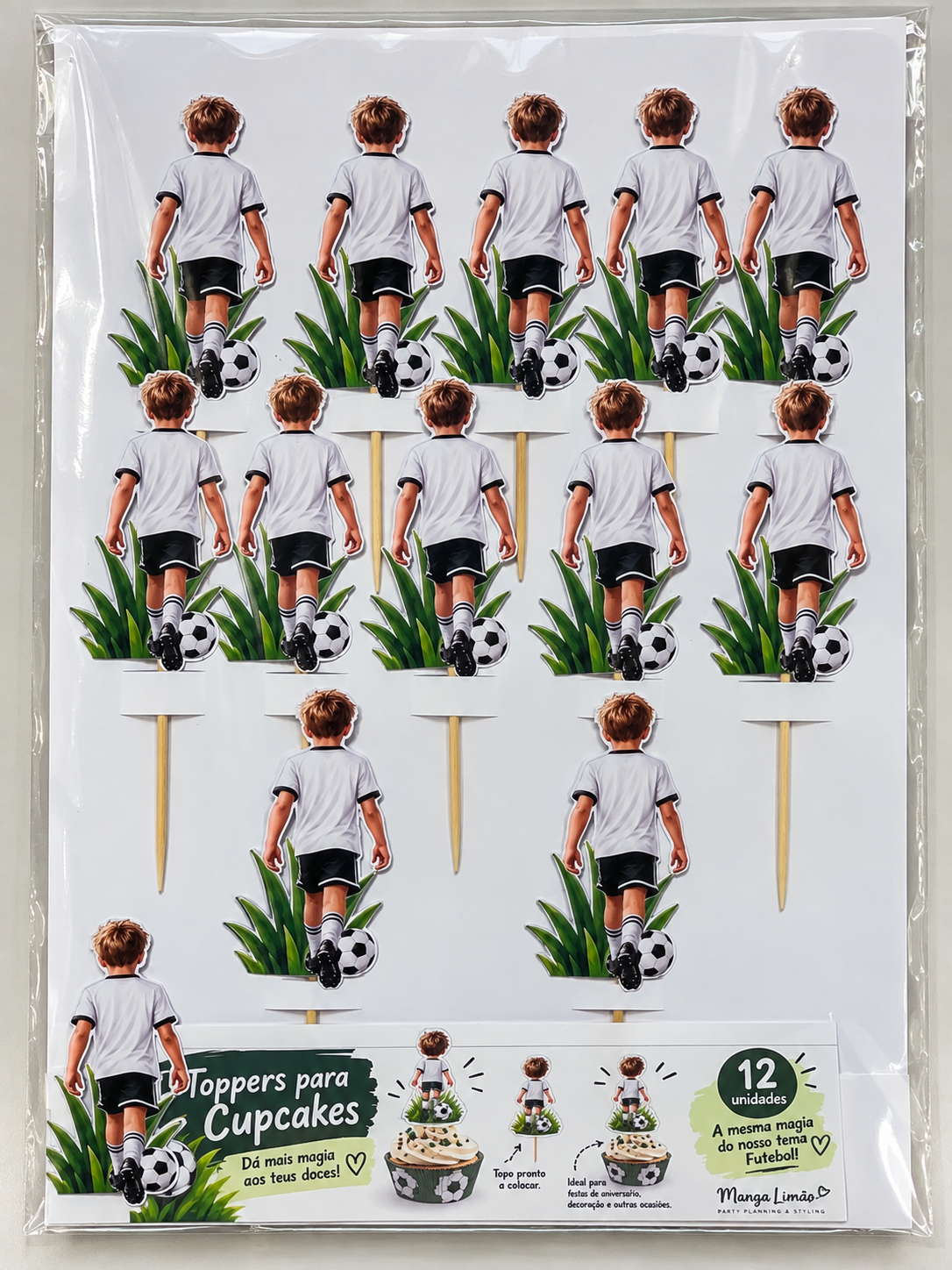 Toppers para cupcakes com imagem de menino a jogar futebol em cartão com palito de madeira.
