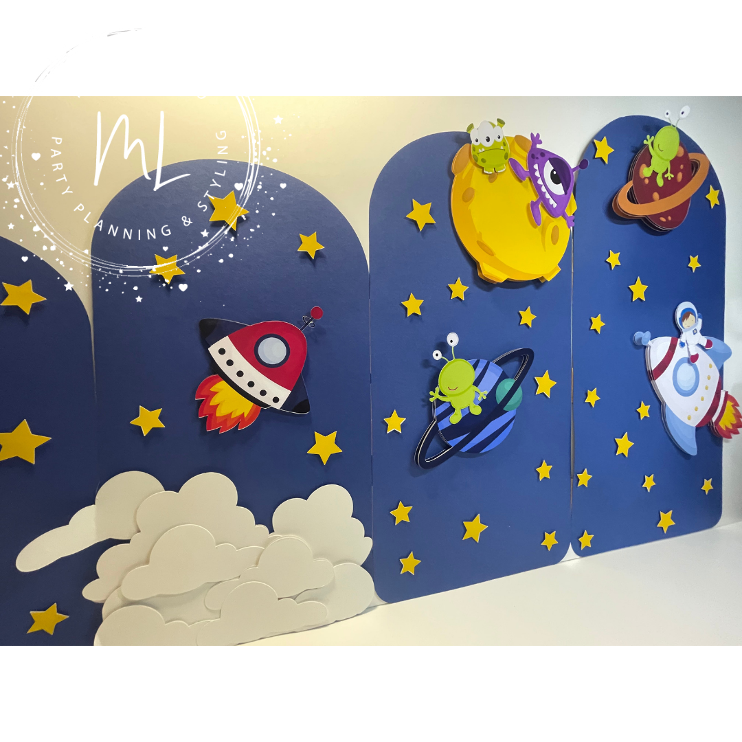 Painéis decorativos festa temática espacial com estrelas, planetas, naves espaciais e nuvens