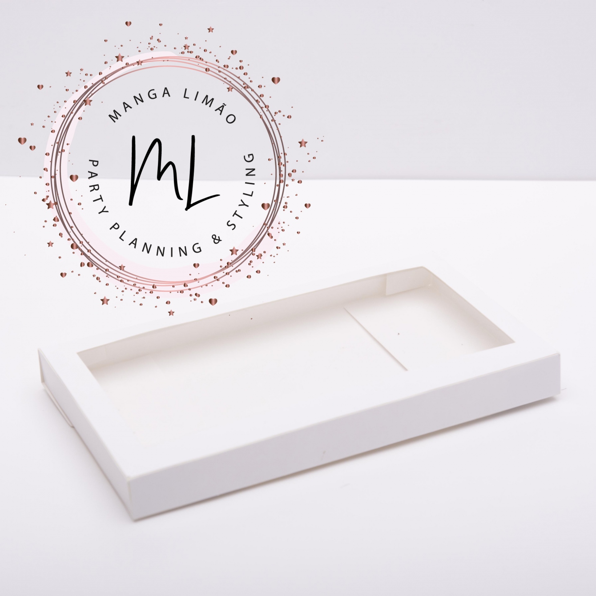 Caixa retangular branca com tampa transparente e logótipo de party planning ao fundo