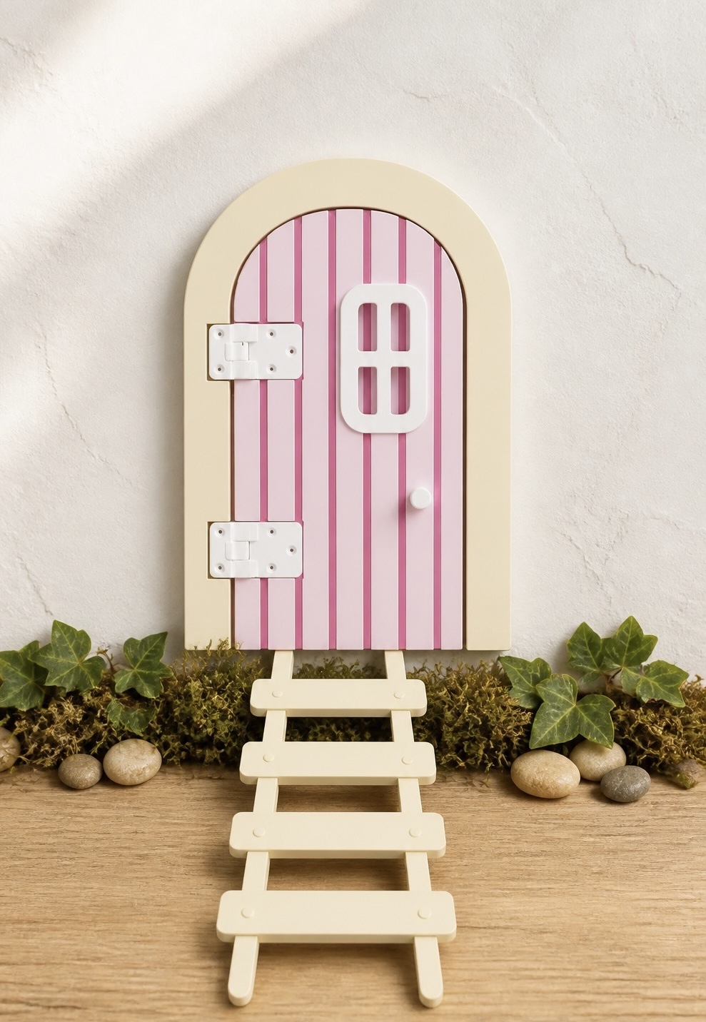 Porta decorativa rosa pequena com moldura creme e escadaria