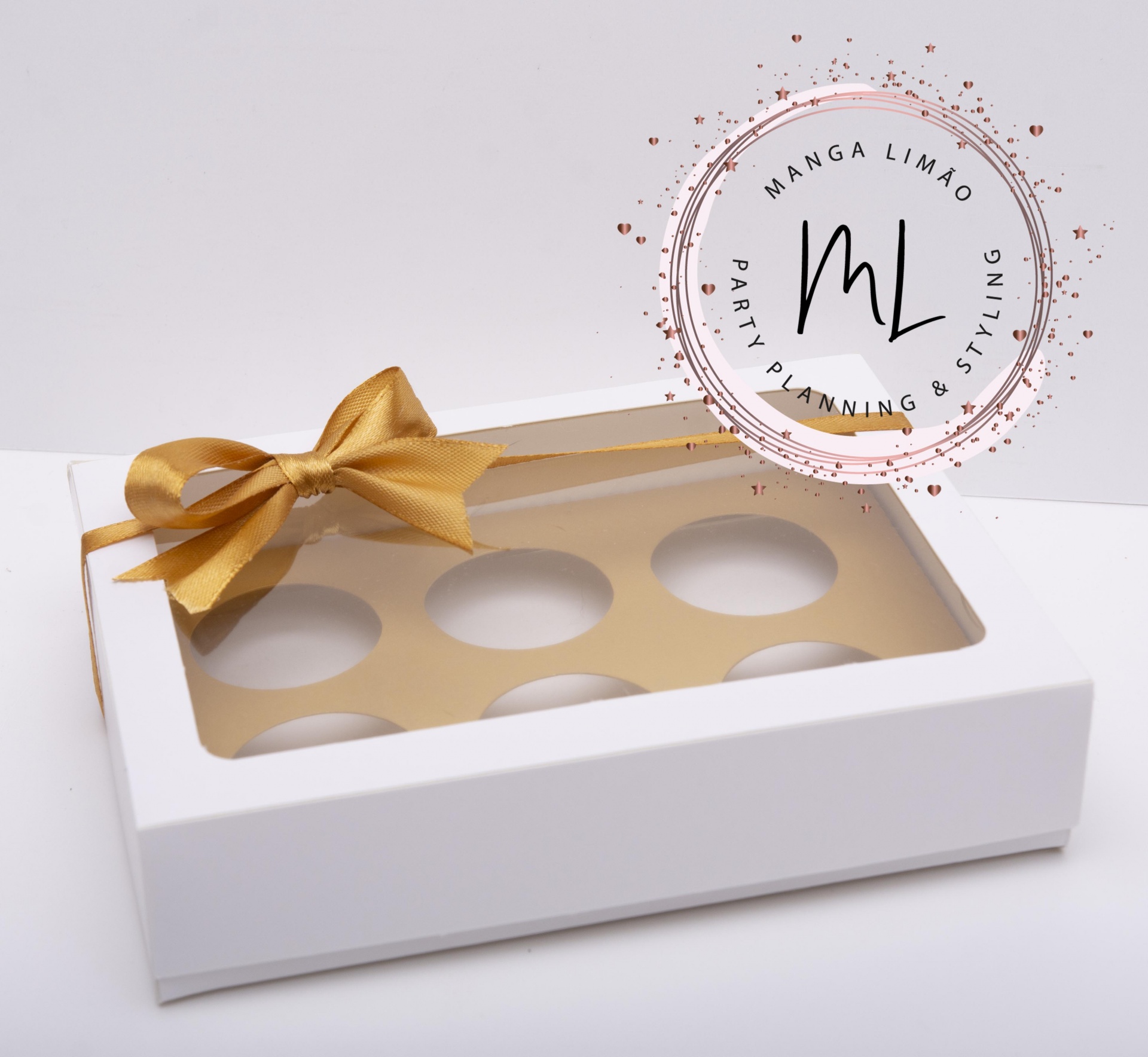 Caixa branca para 6 cupcakes com fita dourada e tampa transparente