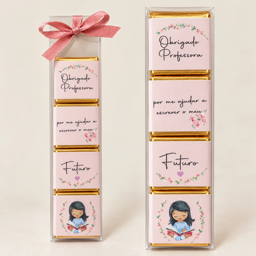 Chocolate em barra rosa com texto e decoração floral, na embalagem transparente com laço rosa