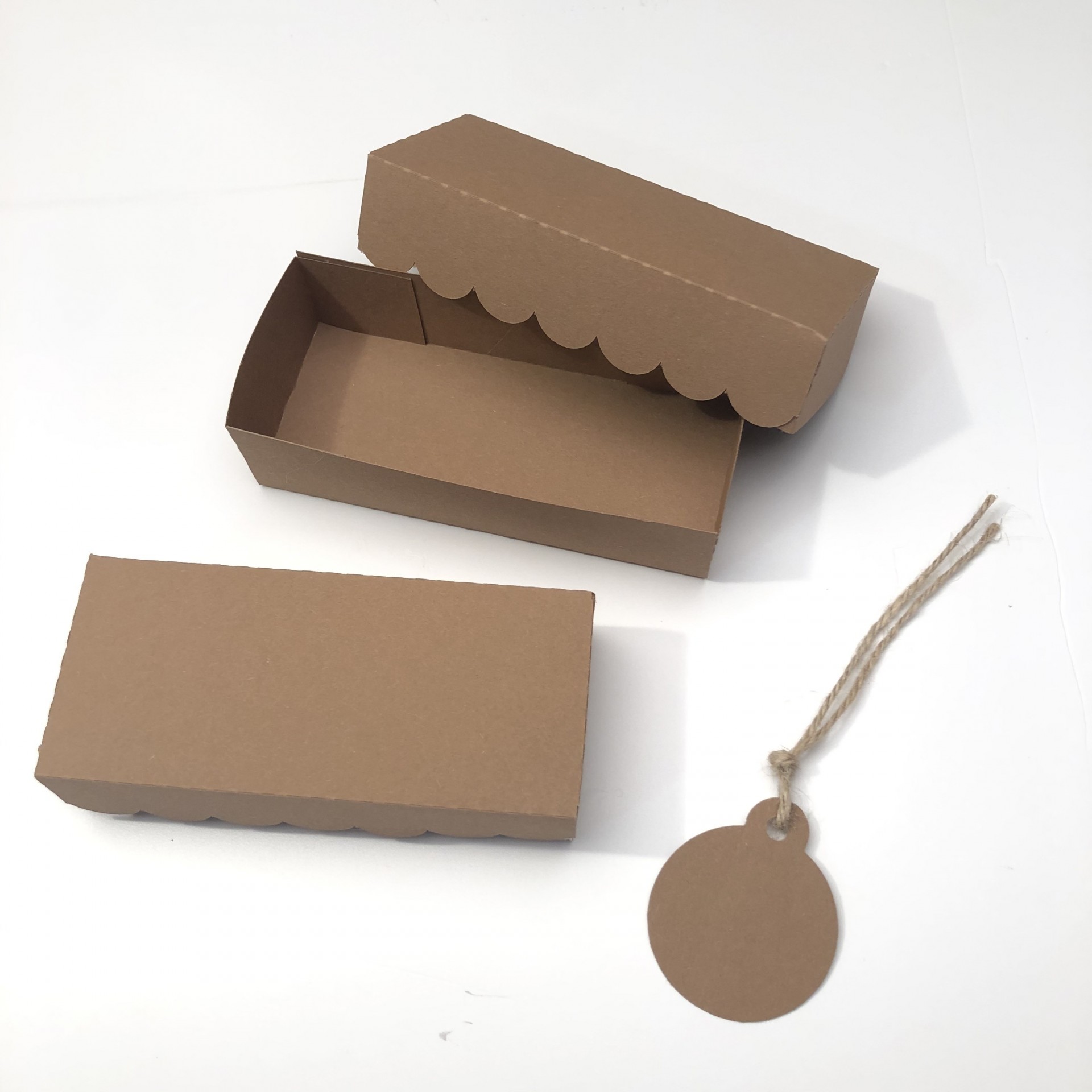 Caixas de papelão castanho com tampa e etiqueta redonda com fio rústico