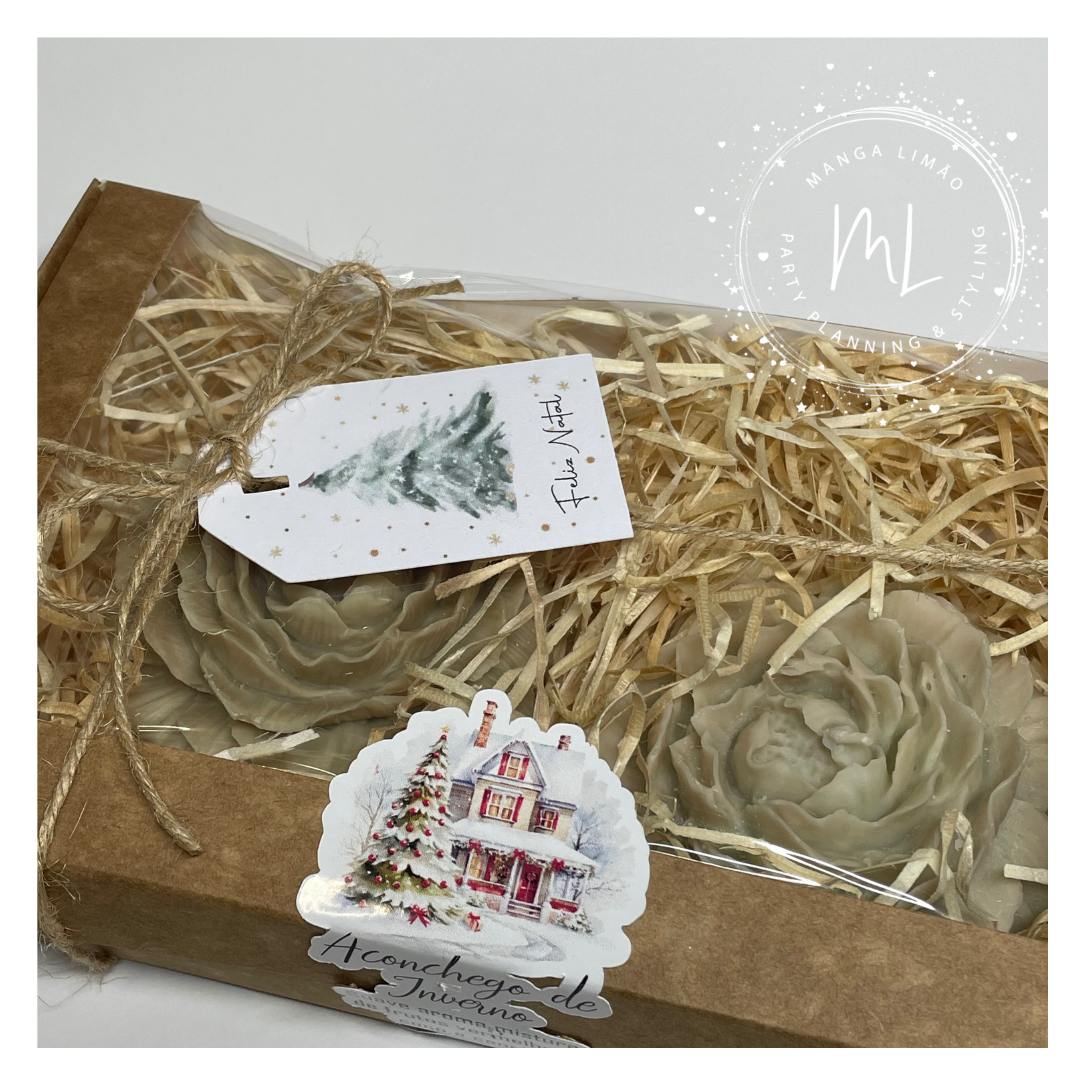 Caixa de presente com flores decorativas, laço de corda e etiquetas de Natal